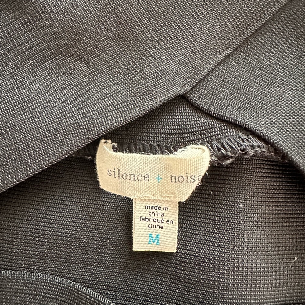 Cross Wrap Bound Crop Top - Picture 4 of 6